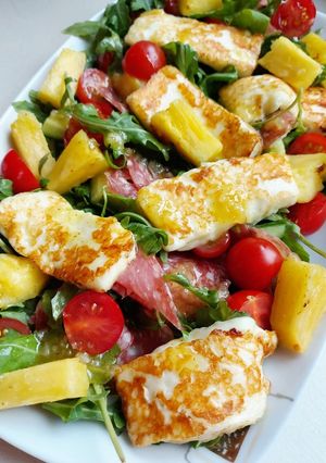 Zdjęcie przepisu Sałatka z halloumi i ananasem.