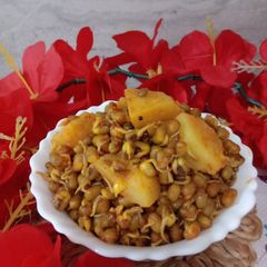 A picture of Sprouted moong & potato usal.