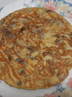 Una foto de Tortilla de hongos y cebolla