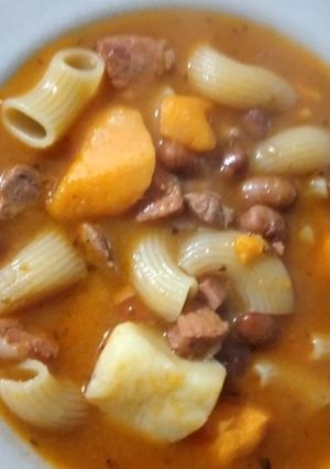 Una foto de Guisito de porotos con chorizo Colorado y panceta