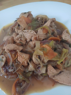 Una foto de Pollo con verduras al wok