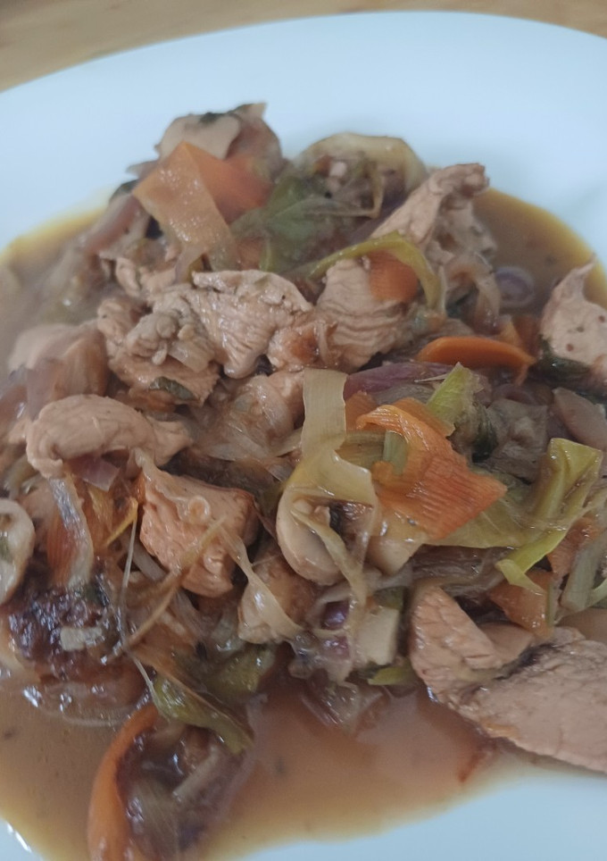 Una foto de Pollo con verduras al wok