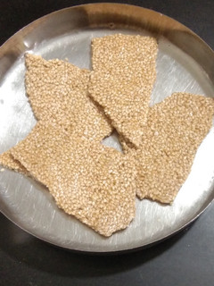 તલ ની ચીક્કી (Til Chikki Recipe In Gujarati) રેસીપી મુખ્ય ફોટો