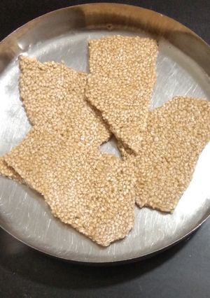 તલ ની ચીક્કી (Til Chikki Recipe In Gujarati) રેસીપી મુખ્ય ફોટો