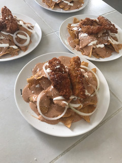 Una foto de Chilaquiles de frijol