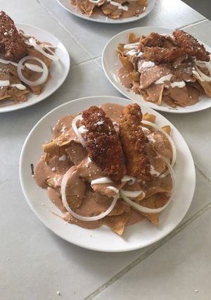 Una foto de Chilaquiles de frijol