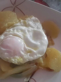 Una foto de Patatas a lo pobre con huevo frito