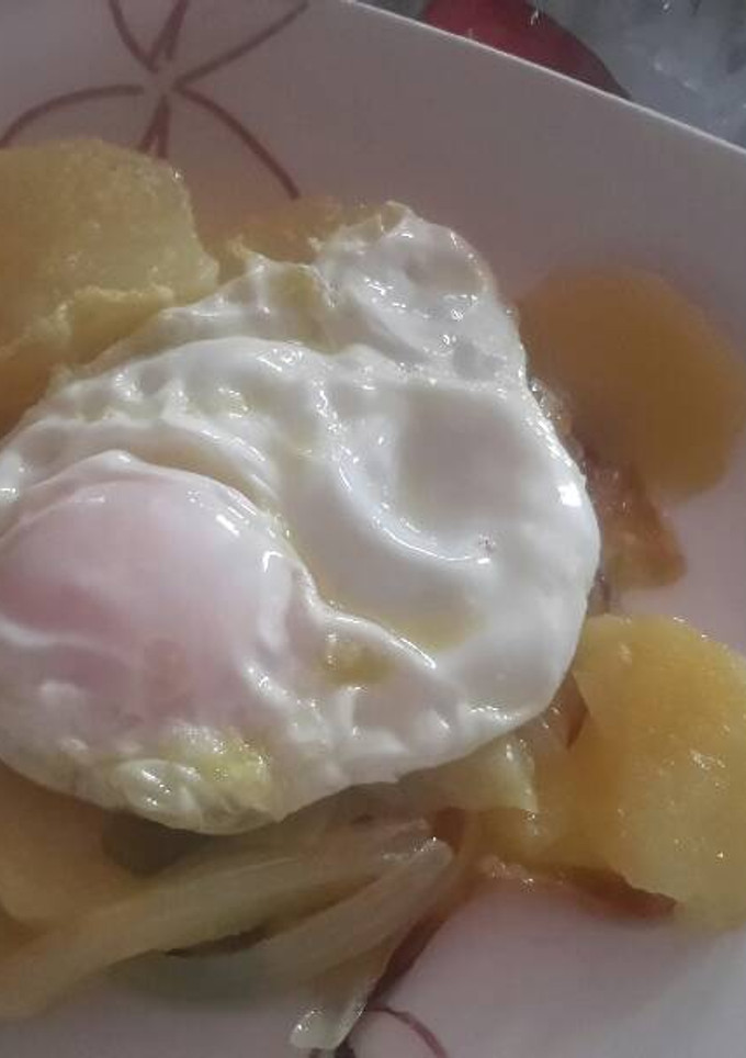 Una foto de Patatas a lo pobre con huevo frito