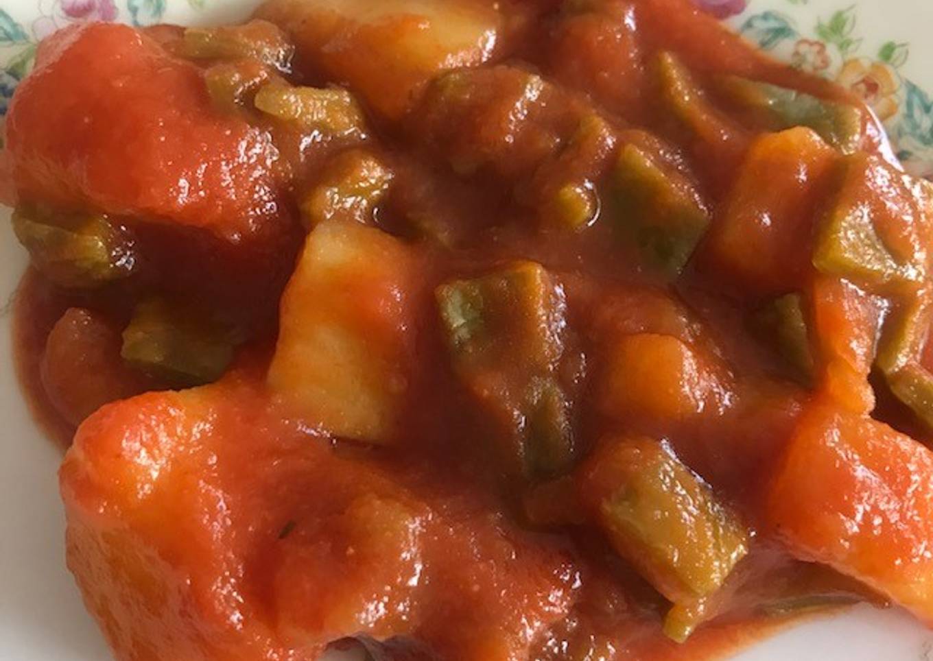 Papas con nopales en chile guajillo
