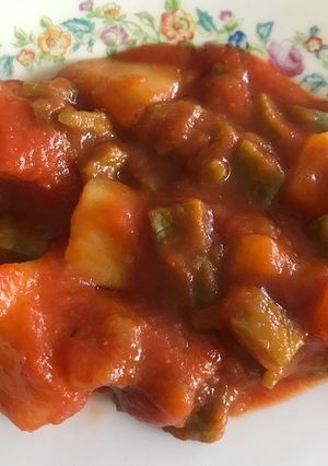 Una foto de Papas con nopales en chile guajillo
