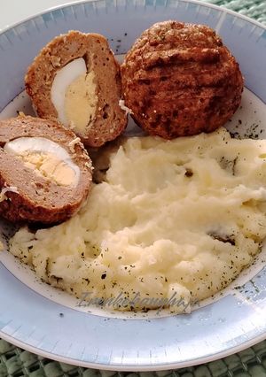 Főtt tojással töltött húsgombóc Air fryerben sütve glutenmentesen recept fotója