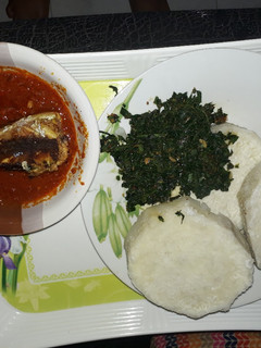 A picture of Boiled yam with stew and vegetable.