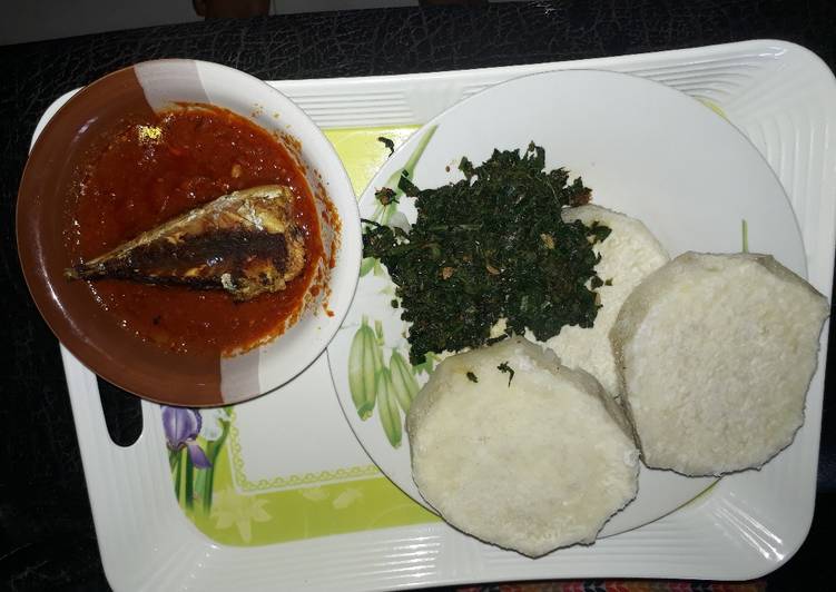 Boiled yam with stew and vegetable