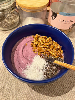Una foto de Smoothie Bowl de Plátano, Arándanos y Coco