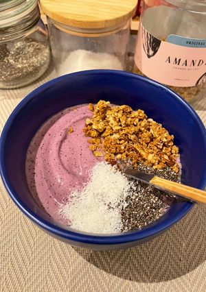 Una foto de Smoothie Bowl de Plátano, Arándanos y Coco