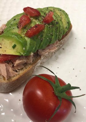 Une photo de Avocado toast thon tomate