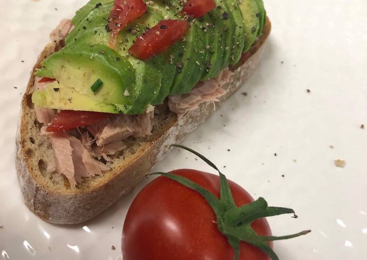 Avocado toast thon tomate