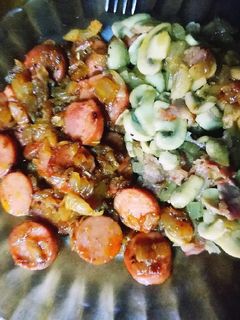 Una foto de Salchichas con champiñones y bacon