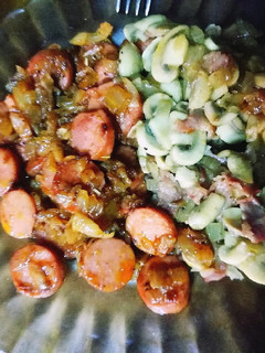Una foto de Salchichas con champiñones y bacon