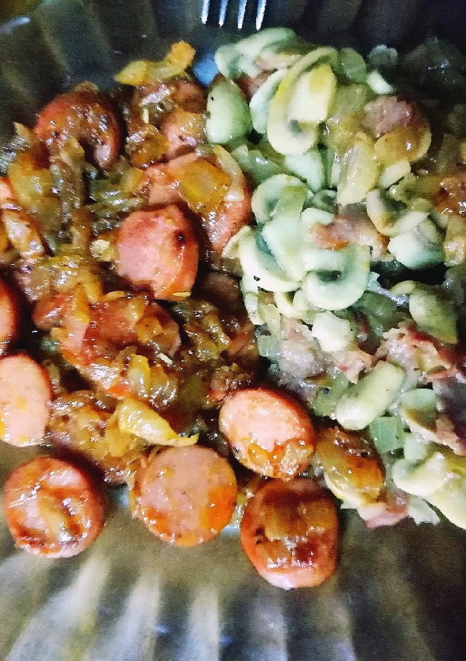 Una foto de Salchichas con champiñones y bacon