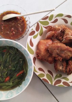 Foto resep Ayam goreng bawang putih, kangkung saos tiram dan sambal terasi
