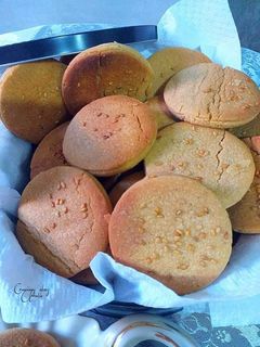 Una foto de Mantecados planos caseros de limón, canela y agua de rosas