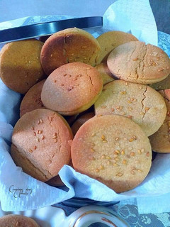 Una foto de Mantecados planos caseros de limón, canela y agua de rosas