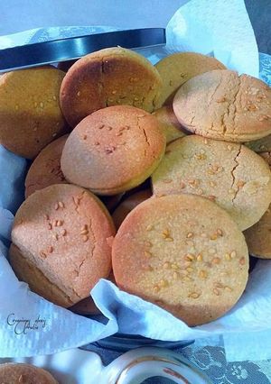 Una foto de Mantecados planos caseros de limón, canela y agua de rosas