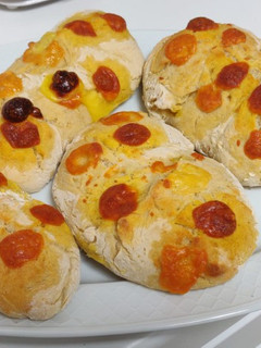Una foto de Bocaditos de pan rellenos de pavo, calabacín y queso