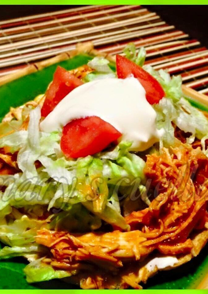 Una foto de Tostada de Tinga de pollo💖