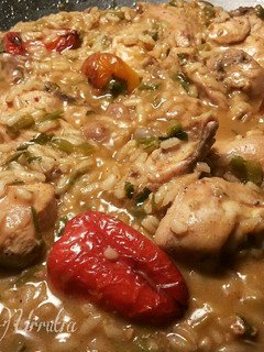 Una foto de Wok de arroz cremoso con pollo,en salsa de pate y pimientos