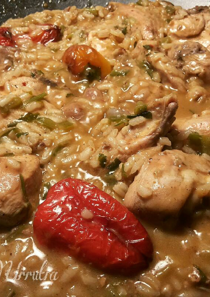 Una foto de Wok de arroz cremoso con pollo,en salsa de pate y pimientos