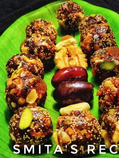 खजूर ड्रायफ्रूट लाडूू (khajur dry fruits ladoo recipe in marathi) रेसिपी चे मुख्य फोटो