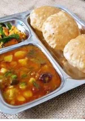 A picture of Puri and Aloo tomato curry.
