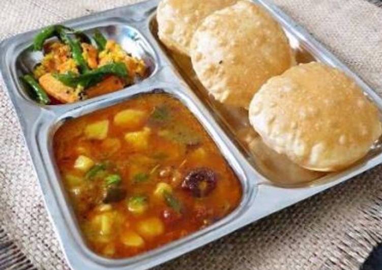 How to Make Recipe of Puri and Aloo tomato curry