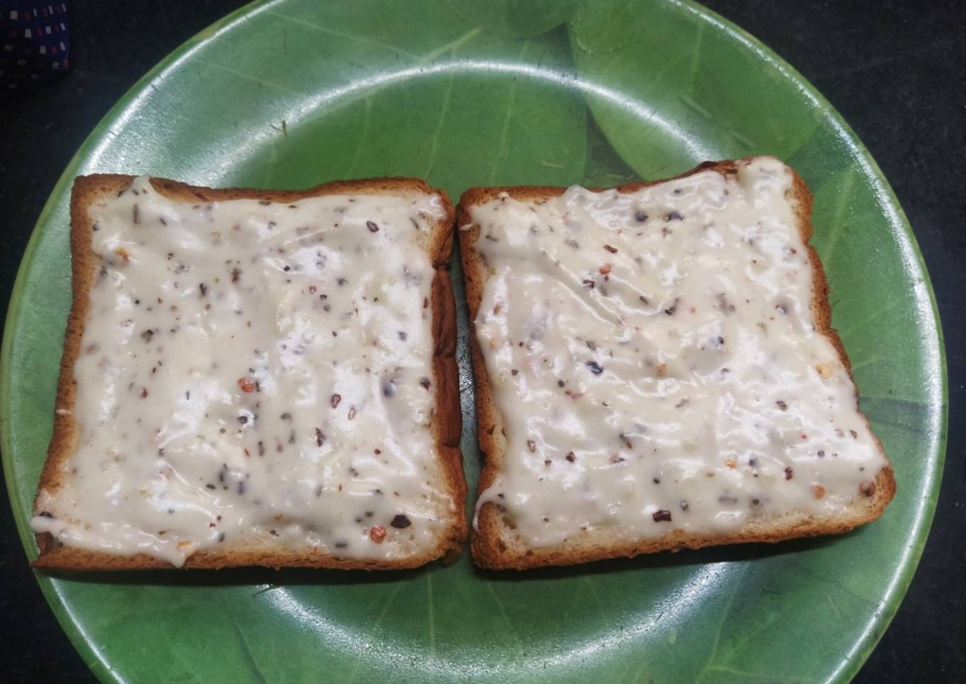 Creamy white sauce with roasted bread