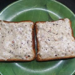 A picture of Creamy white sauce with roasted bread.