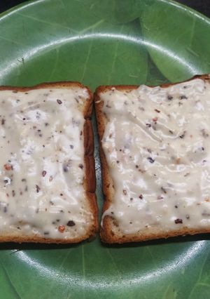 A picture of Creamy white sauce with roasted bread.