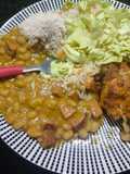Arroz com Cenoura, Feijão com Calabresa, Salada de Repolho e Sobrecoxa Assada