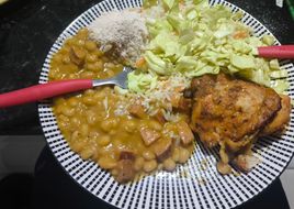 Arroz com Cenoura, Feijão com Calabresa, Salada de Repolho e Sobrecoxa Assada