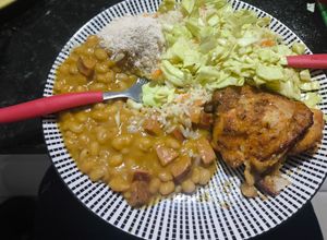 Foto de Arroz com Cenoura, Feijão com Calabresa, Salada de Repolho e Sobrecoxa Assada