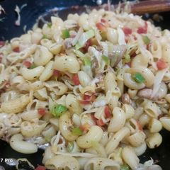 A picture of Chicken veggies macroni.