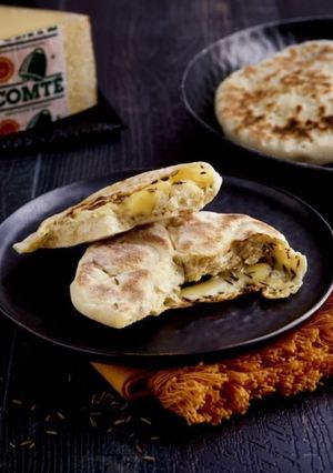Une photo de Pain naan au Comté et cumin