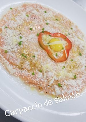 Una foto de Carpaccio de salmón