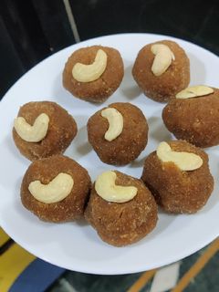 ब्रेड किनारे सूजी के लड्डू (Bread kinare suji ke laddu recipe in Hindi) रेसिपी मुख्य फोटो