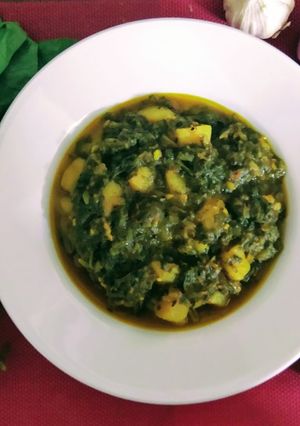 A picture of Aloo palak in pressure cooker.