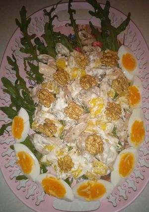 Фото Салат с ананасами и курицей.