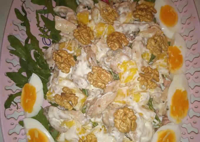 Слоёный салат из курицы с ананасами