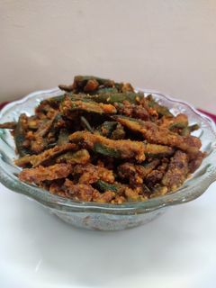 भेंडी मसाला (bhendi masala recipe in marathi) रेसिपी चे मुख्य फोटो