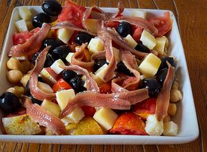 Foto principal de Ensalada de garbanzos y anchoas